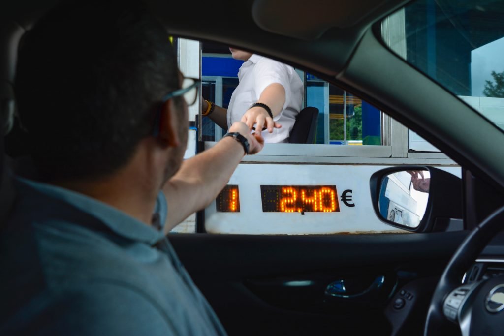 Auto met dakkoffer bij Frans tolplein beïnvloedt brandstofverbruik en ritkosten