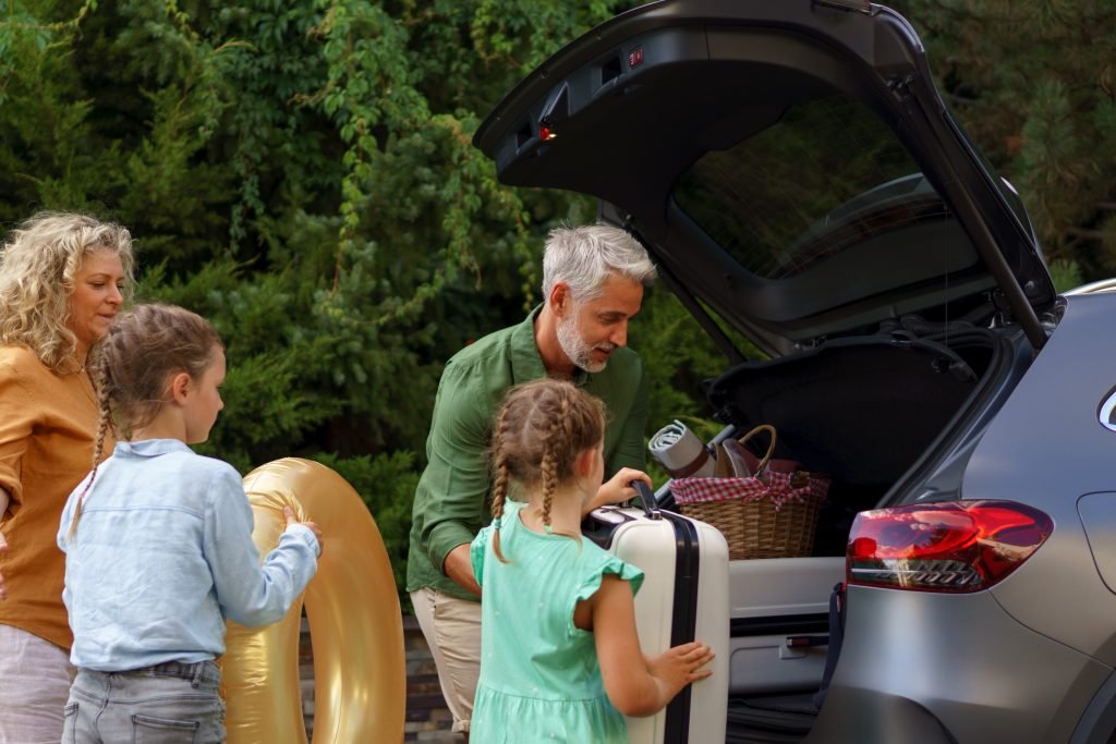 Gezin pakt auto in voor een zonnige autovakantie naar Frankrijk