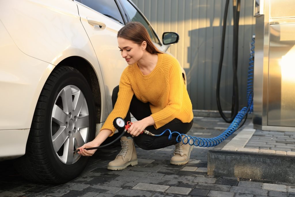 Autobanden oppompen bij tankstation om brandstofverbruik te verlagen